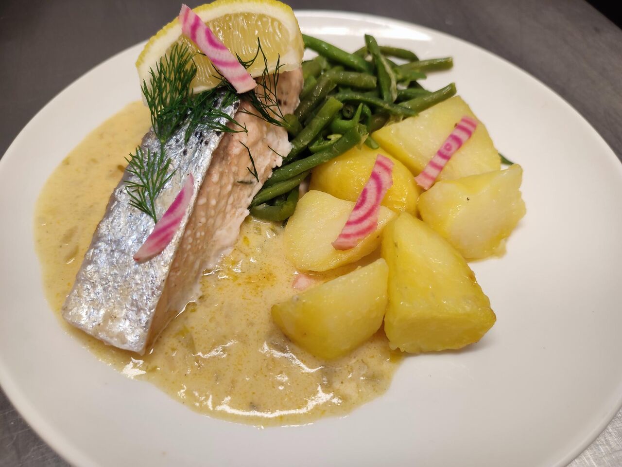 Pavé de saumon sauce à l'aneth et pommes charlottes