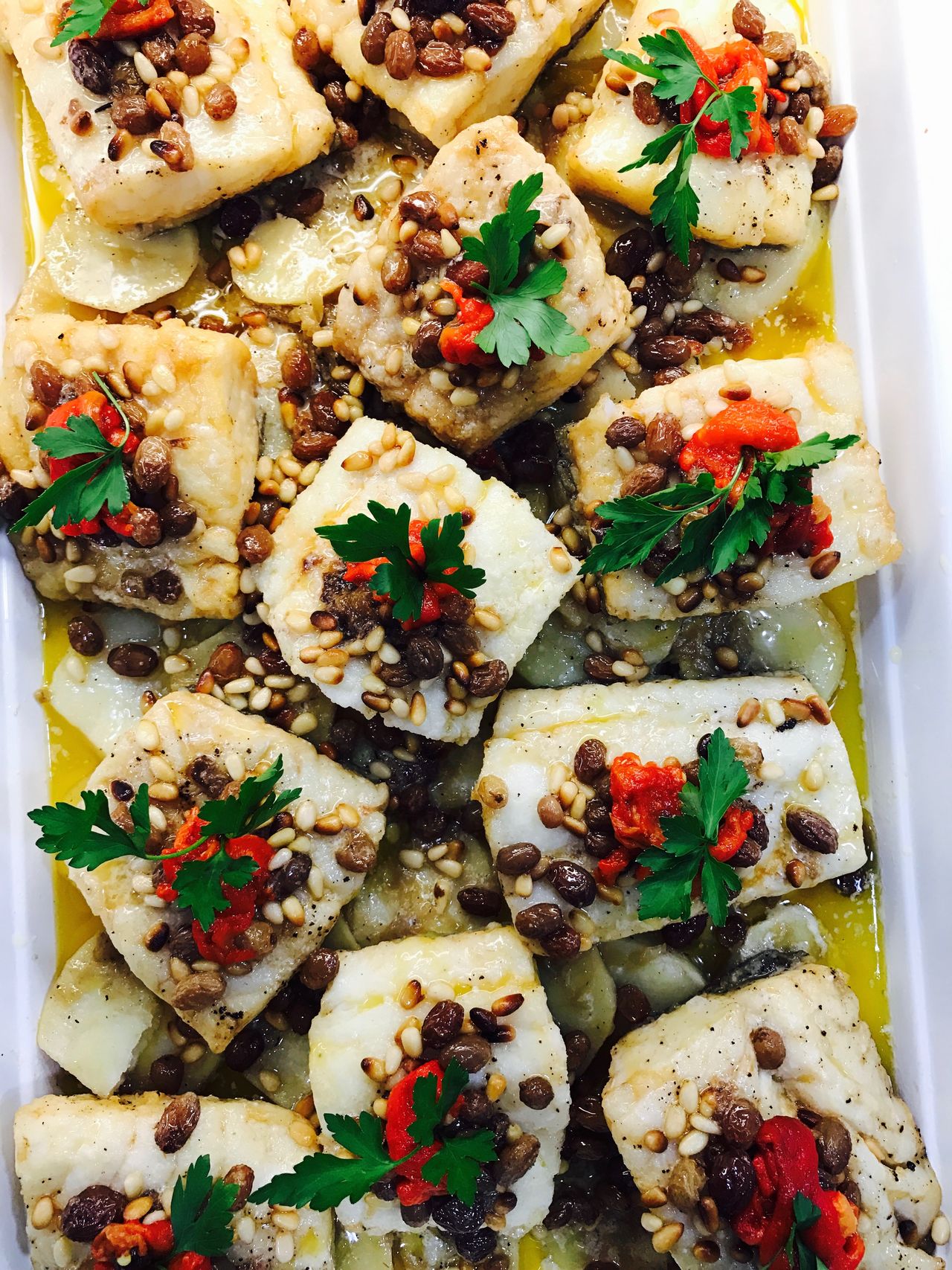 bacallà amb panses i pinyons