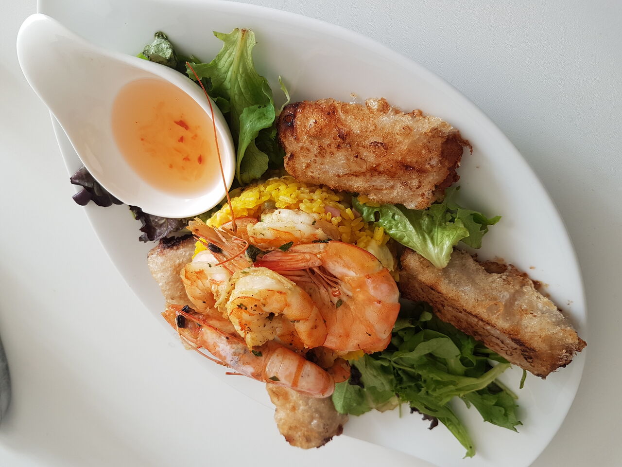 Les plats individuel touche asiatique composé de nems, riz cantonais, gambas