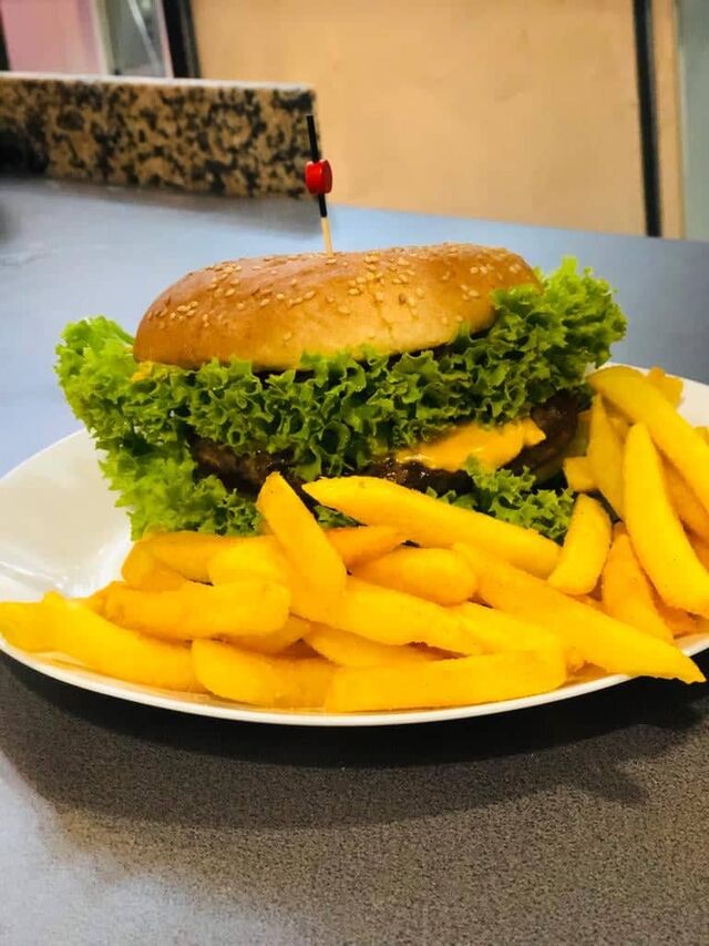 Burger mit Pommes