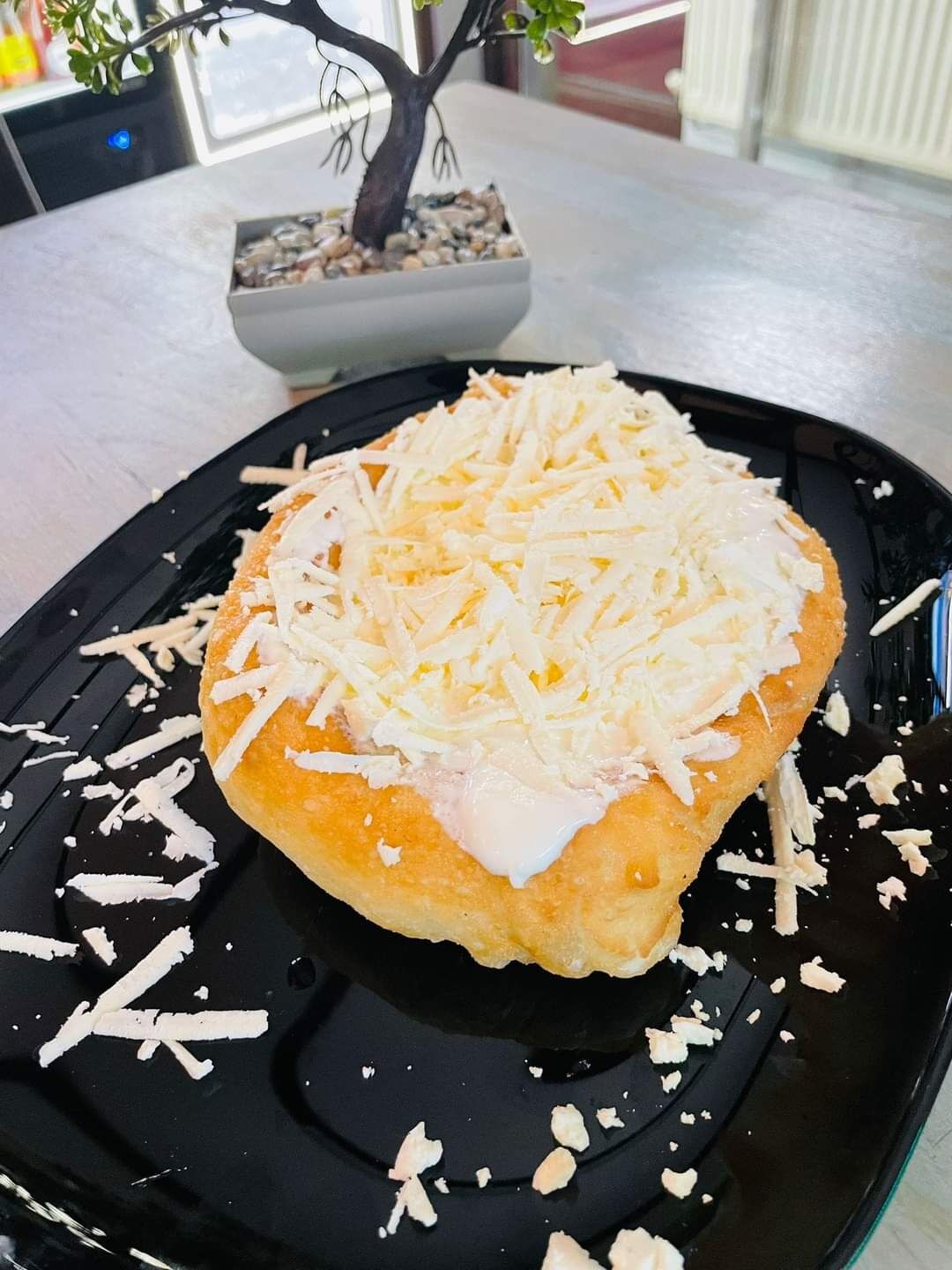 Langos cu brânză și smântână 