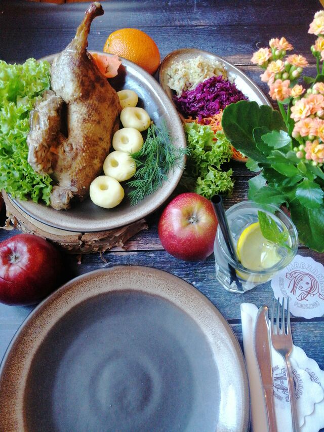 Kaczka z jabłkami i kluski śląskie