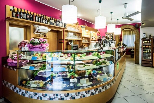 Ingresso bar e per accedere alle sale