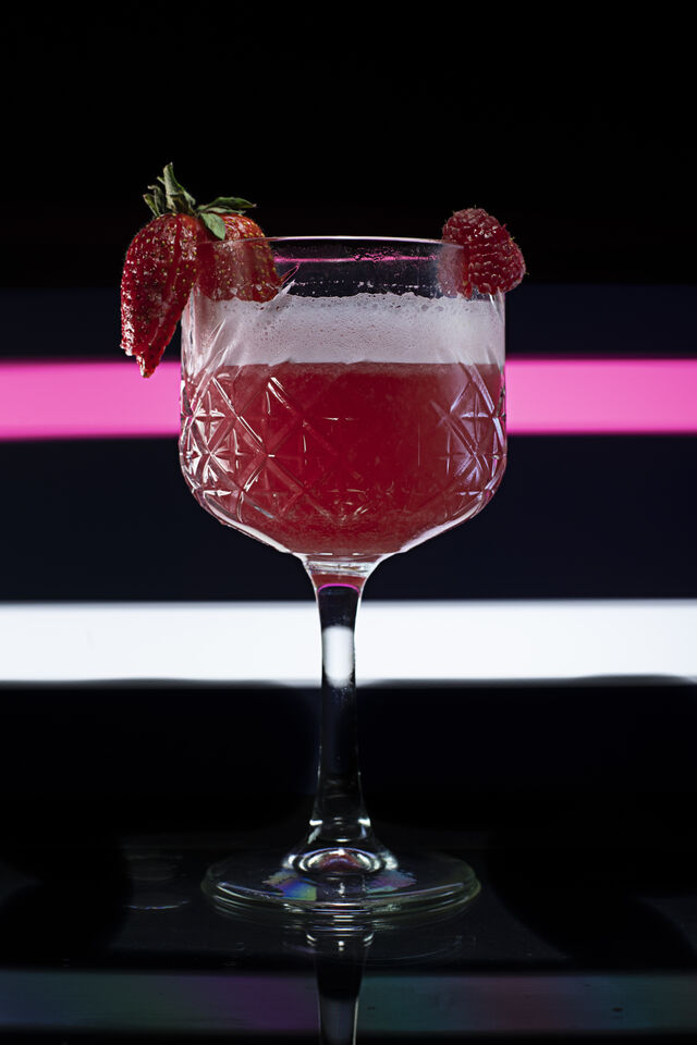 sex on the beach
Ingrédients : Vodka, cramberry, ananas, pêche
Saveur : fruité
Catégorie : Classique