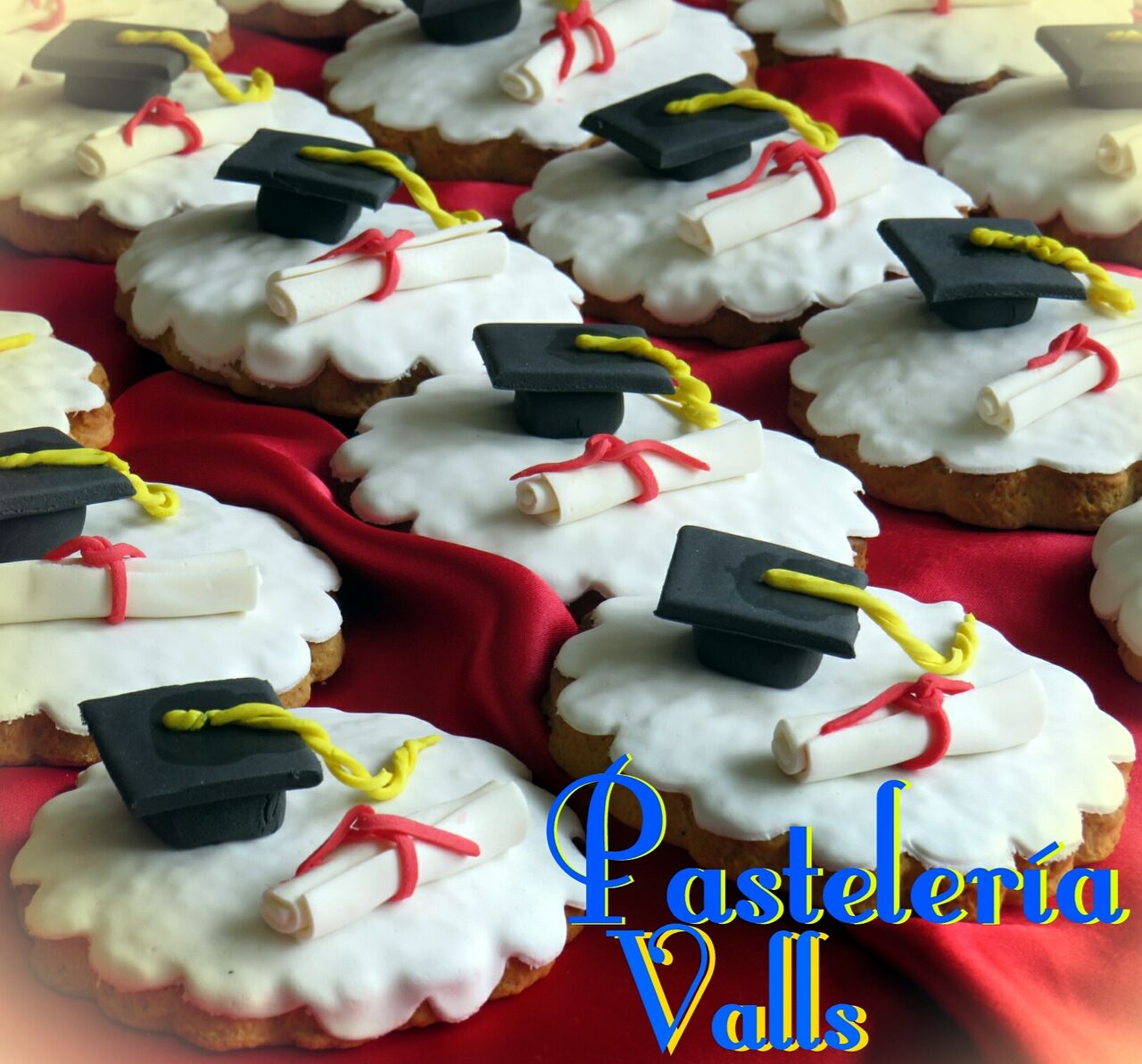 Galletas de Vainilla y Fondant.
Ideales para Cumpleaños y Fiestas.
Para Graduaciones. ¡Con su birrete y diploma!