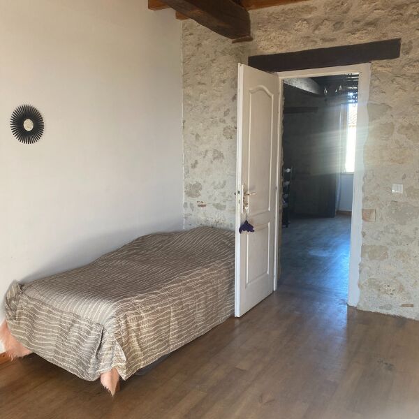 Chambre Mayor 1er étage 4pers maxi -1 lit dble + 2 lits simples gigogne + sale d'eau/wc privative