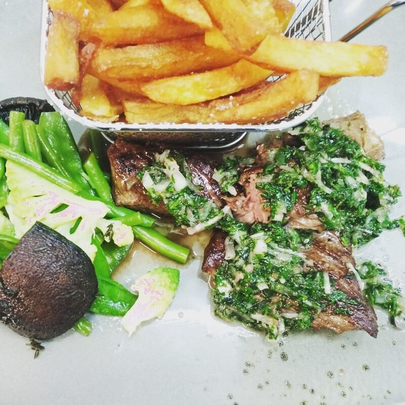 Onglet de Boeuf / Vinaigrette aux Herbes / Porto Bello et Poêlée de Légumes Verts / Frites Maison
