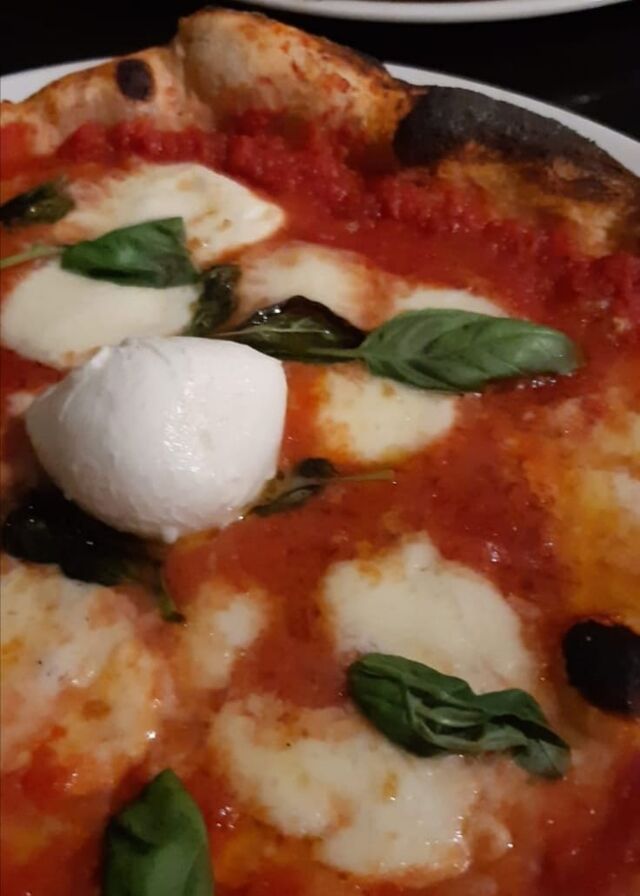 Pizza regina..con bocconcino di bufala dopo cottura.. favolosa 