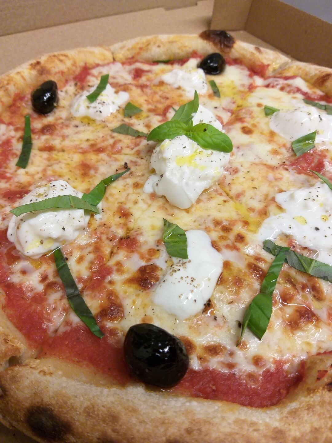 MARGHERITA
Sauce tomate napolitaine, mozzarella, olives
après cuisson : mozzarella di buffala, basilic, huile d'olive & poivre