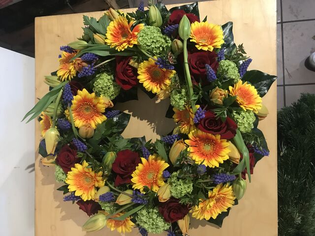 Unsere Blumen-Abteilung: Ein Urnenkranz 