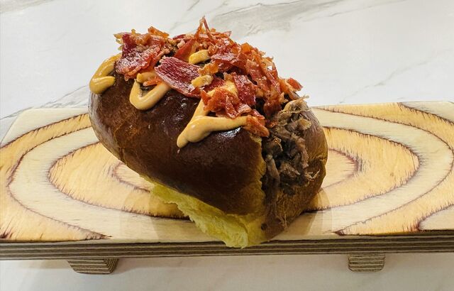 Bocadito de brioche relleno de carrillera ibérica,mayonesa de tomate y crujiente de jamón 