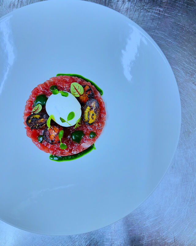 Tartare di tonno con bufala, pesto al basilico e ciliegine arrostito 