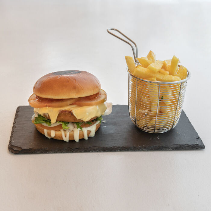 Burguer pollo crunch, 160g de pollo empanado en duetto, acompañado con aderezo cesar.
