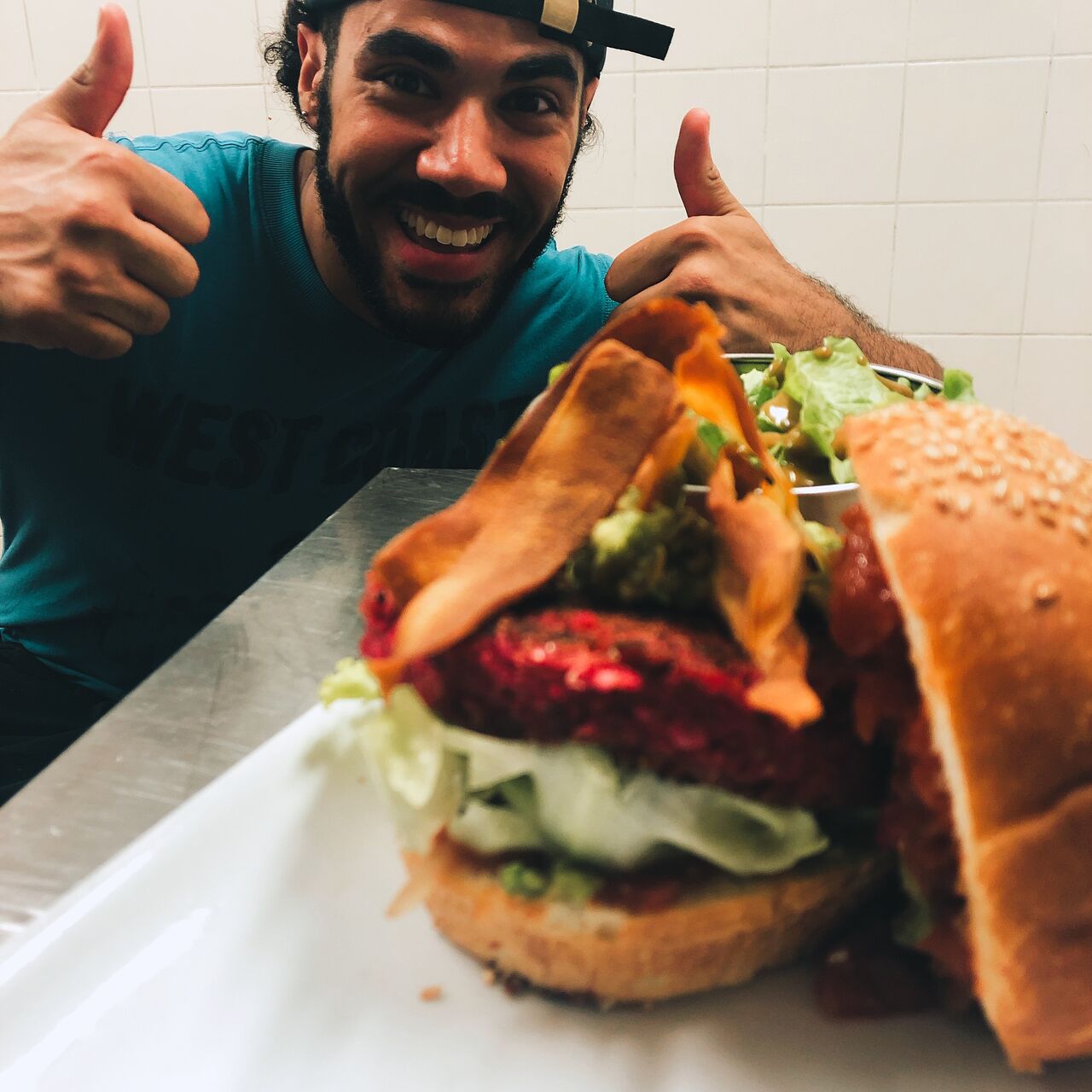 En suggestion le Purple Burger :
Steak de betterave/quinoa maison, sauce tomate maison, chips de patate douce, salade, tomate