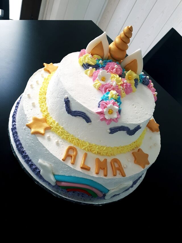 Tarta unicornio personalizada de dos piso y con menos decoración aproximada mente sobre cuatro kilos 