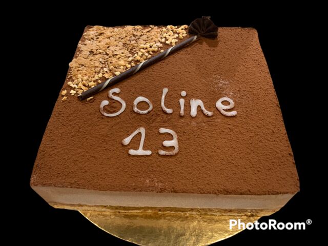 Royal Chocolat noir
Biscuit amandes
Mousse chocolat (ganache chocolat et crème fouettée)
Croustillant feuillantine 