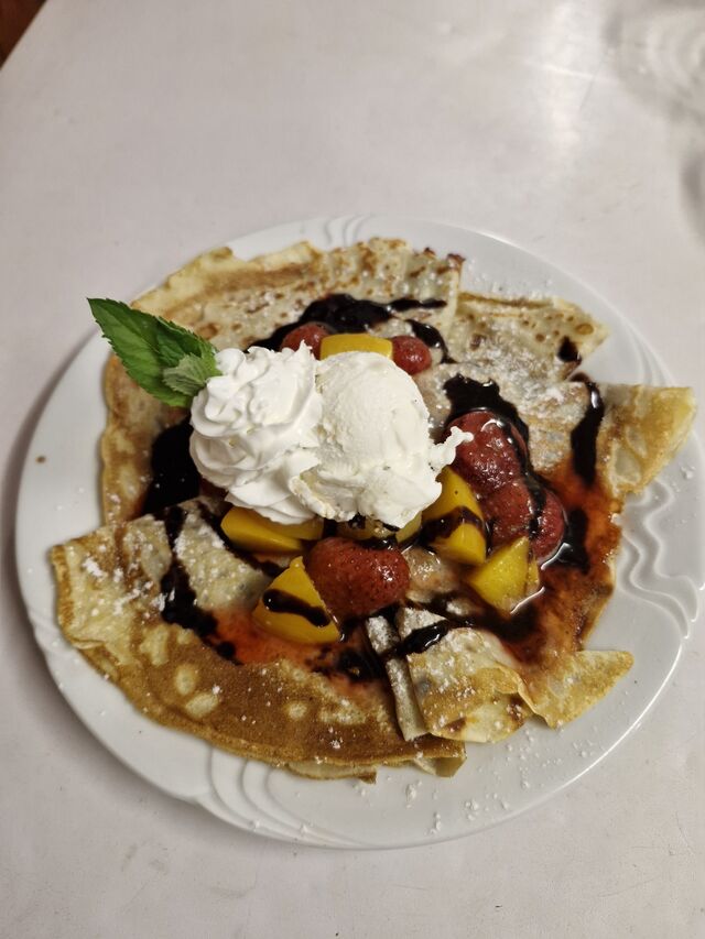 Palačinky s ovocem a šlehačkou