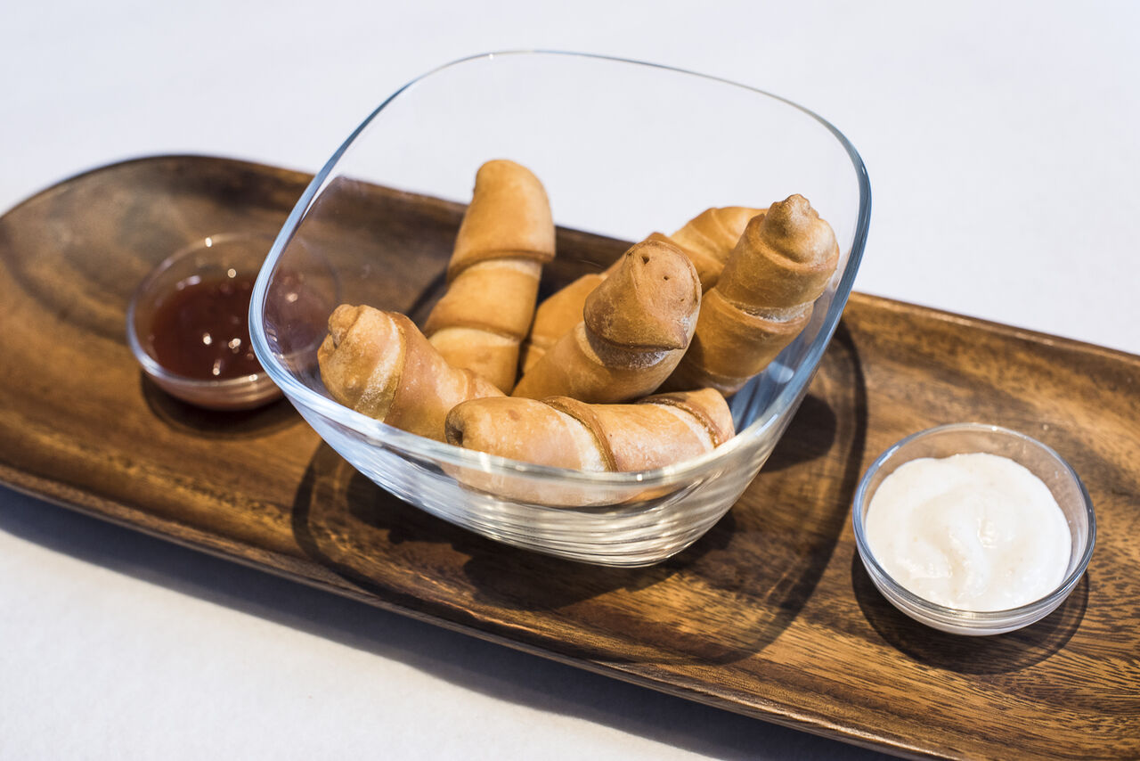 Tequeños - Típico snack venezolano de masa de trigo frito, relleno de queso blanco