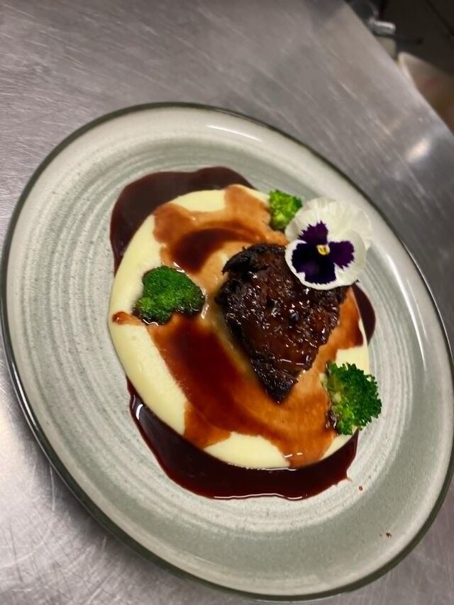 Boeuf cuit à basse température 24h, sa mousseline de pomme de terre et sa réduction au vin de Chinon