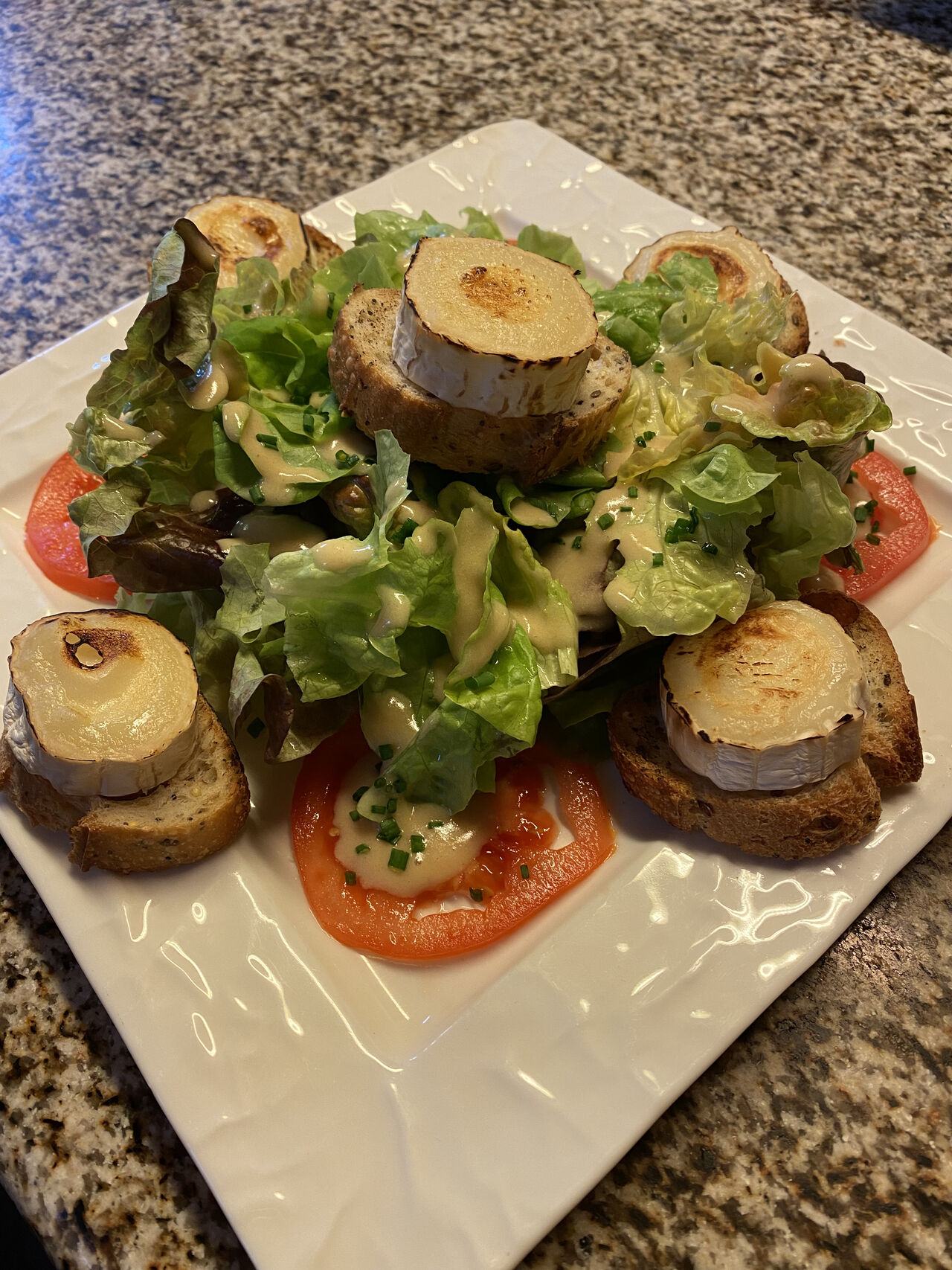Salade de chèvre chaud