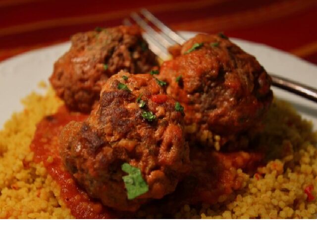 Couscous Boulettes 14,50 € la part
(Semoule, Légumes, Bouillon et boulettes de viandes hachées)