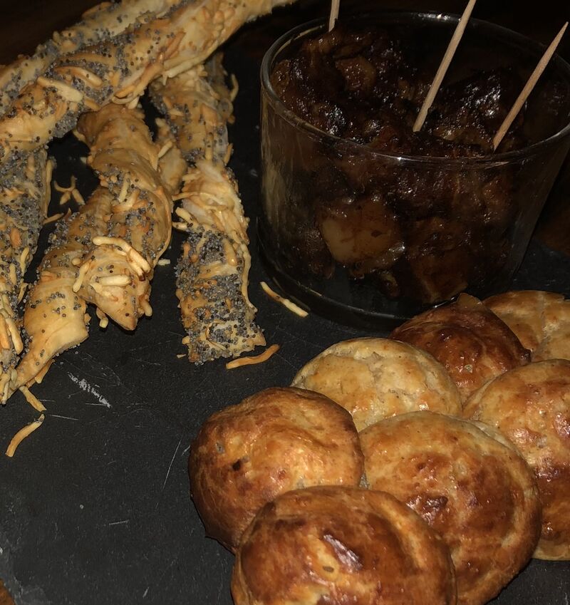 Rillons cocktail, gougères et sacristains