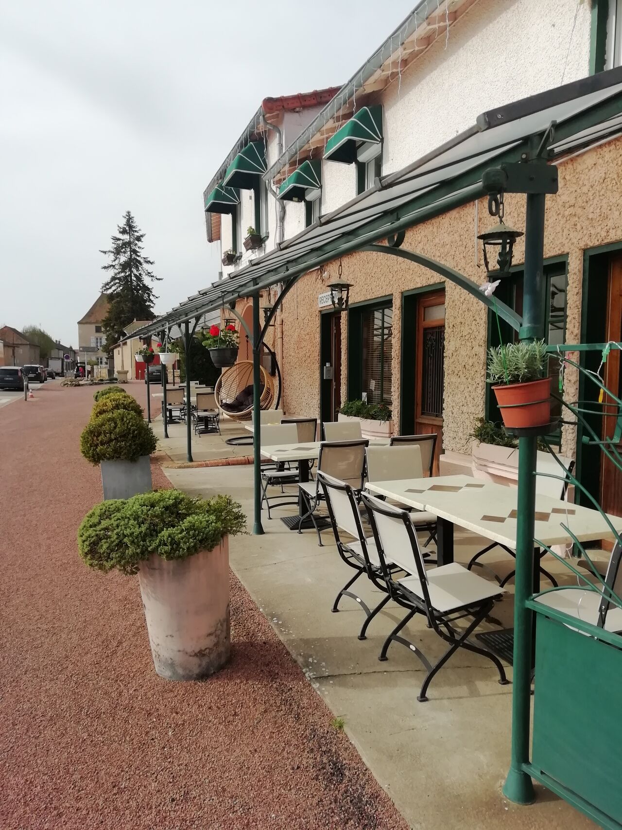Terrasse pour boire l'apéritif au soleil en fin de journée