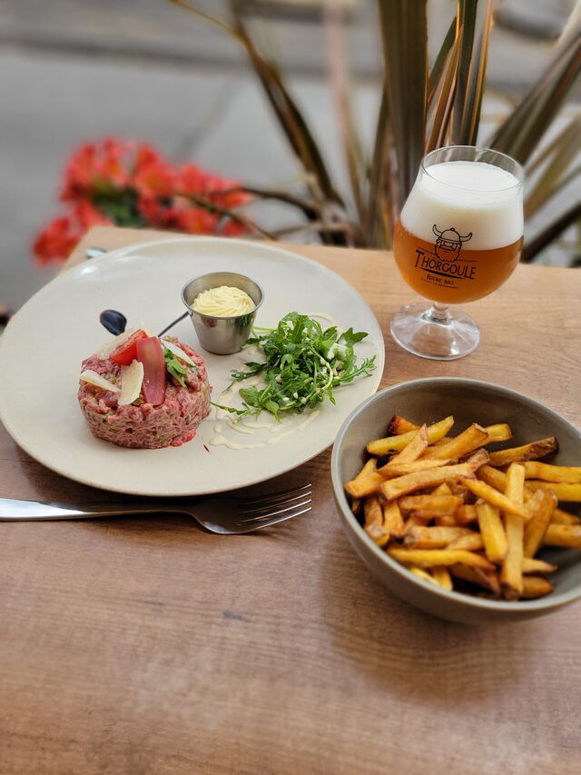 Tartare de boeuf Normand au couteau préparé & ses frites maison