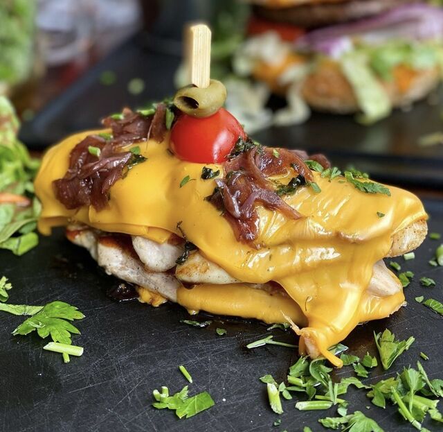 Notre création, mille-feuille de volaille, cheddar, sauce pesto et sa compotée d’oignons confits.