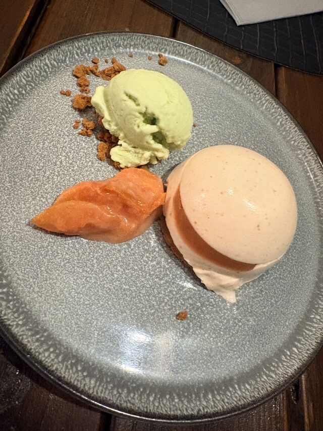 Dôme aux prunes, glace Chartreuse