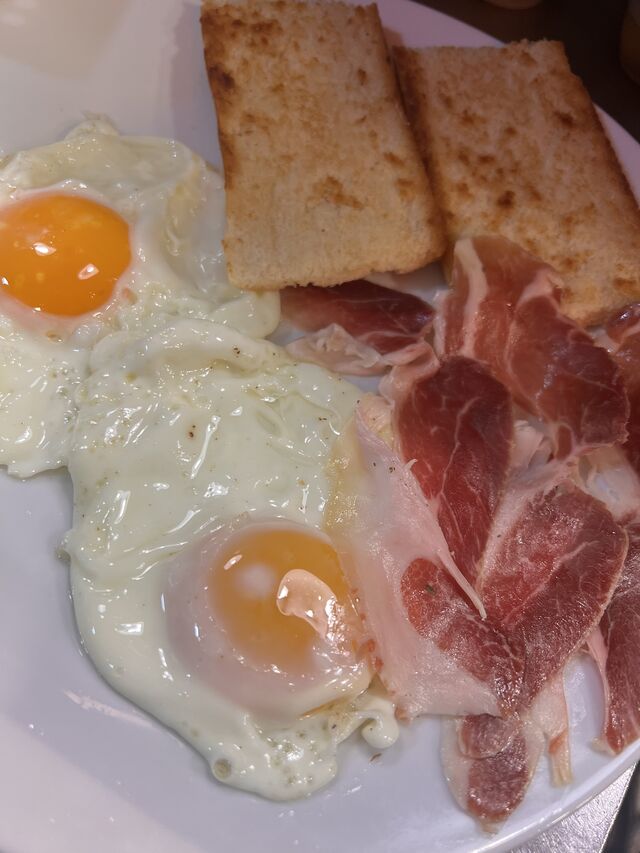 Huevos con jamón y tostadas 