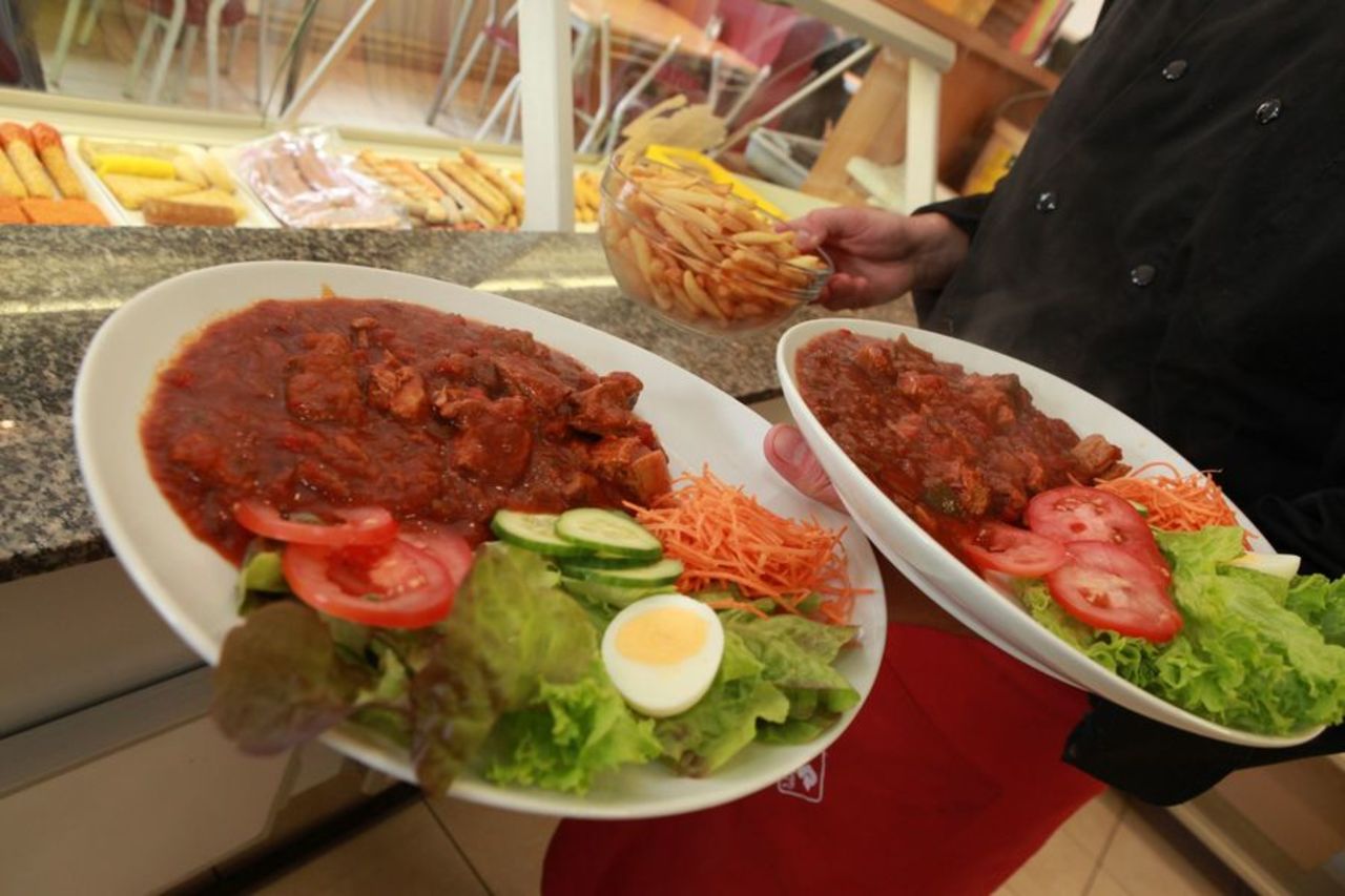 GENIET IN ONS EETHUIS VAN ONZE GERECHTEN