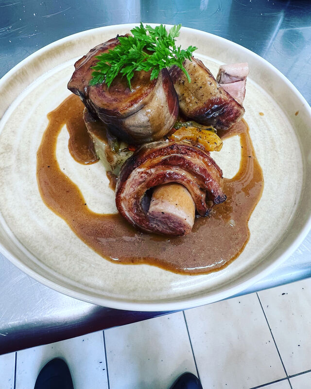 Rouleau d’agneau, wok de poivrons multicolore, écrasé de pommes de terre, jus d’agneau corsé 