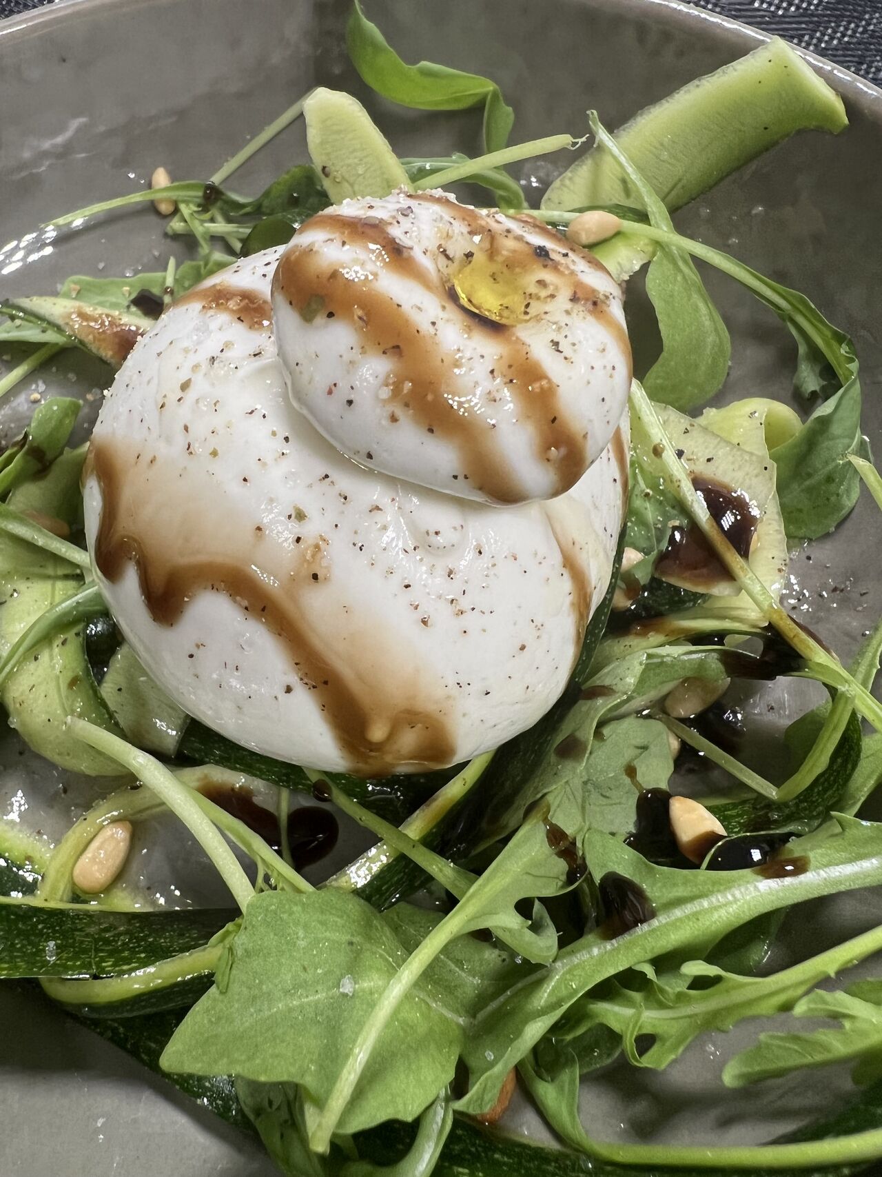 La Burrata Di Bufala, Huile d’Olive du Domaine de Marquiliani, Tagliatelles de Courgettes et Pignons de Pin
