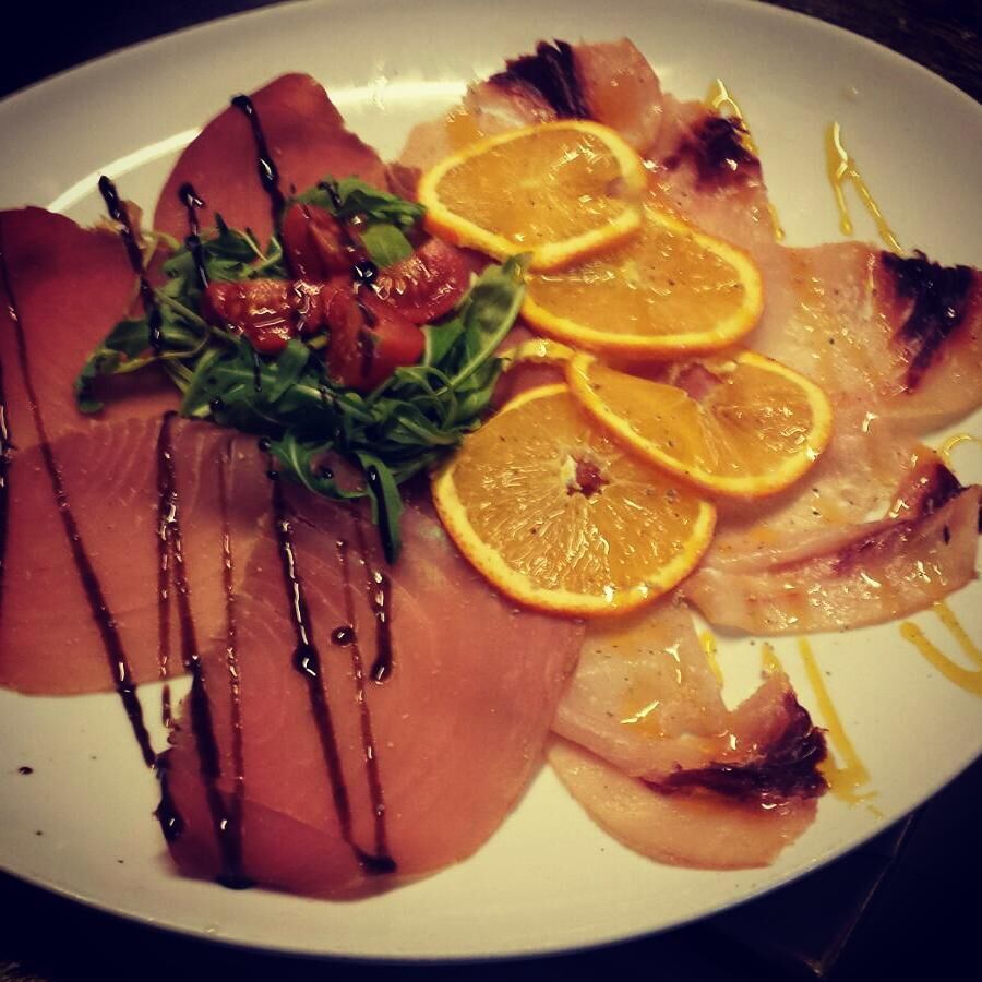 Carpaccio di Tonno con Rucola,Pomodori,Glassa Balsamica ,Carpaccio di Spada con Arancio,Frutto della Passione e semi di Papavero
