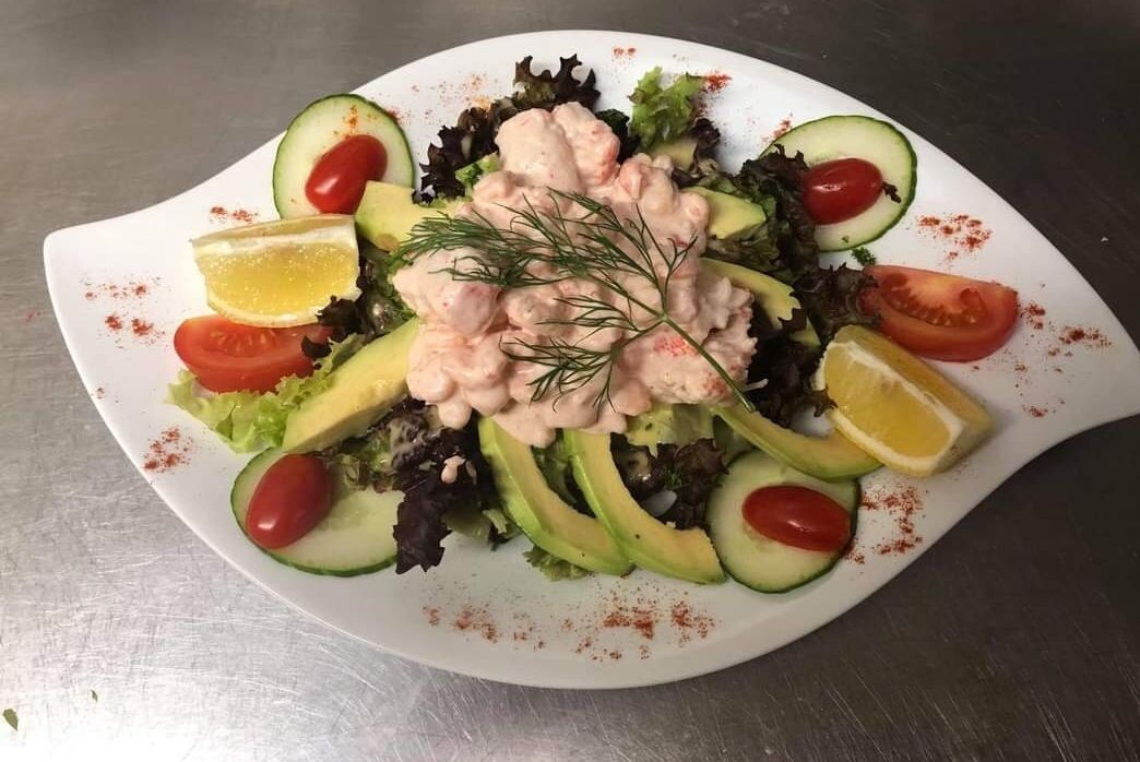 tartare de saumon en salade