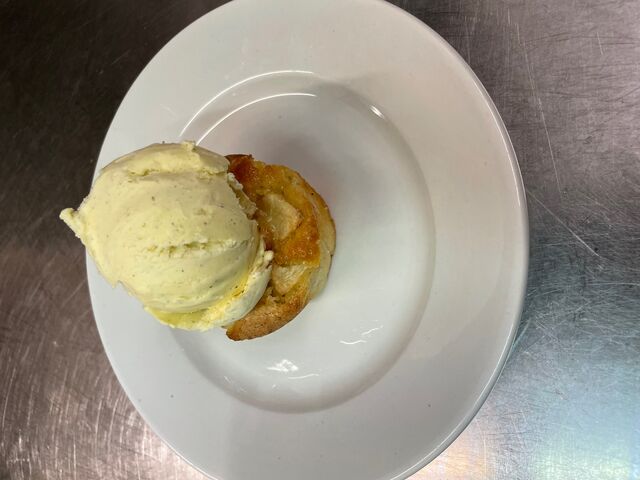 Gâteau aux pommes et glace à la vanille