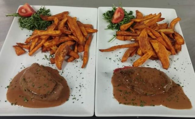 Pavé de bœuf en sauce frites maison