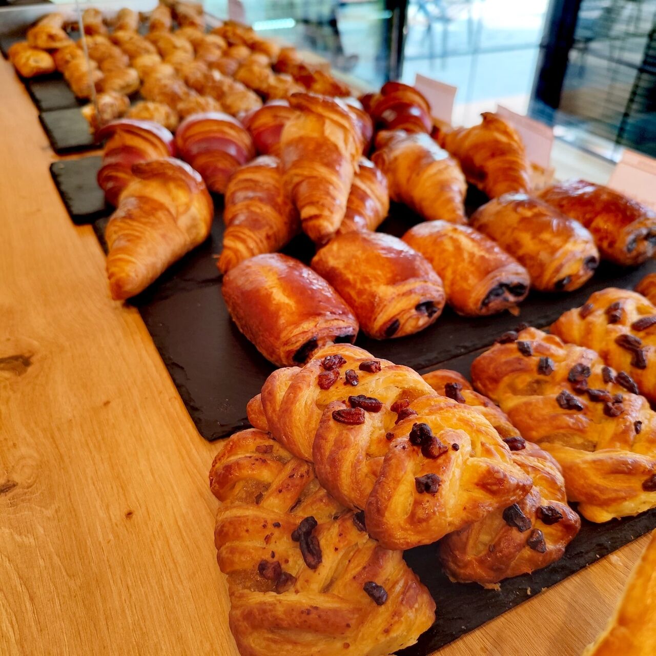 🥐 𝒫𝒶𝓉𝒾𝓈ℯ𝓇𝒾𝒶 𝒞𝒶𝓁𝒹𝒶̆ vă așteaptă încă de dimineață, cu bunătăți proaspete și aromate. ✨