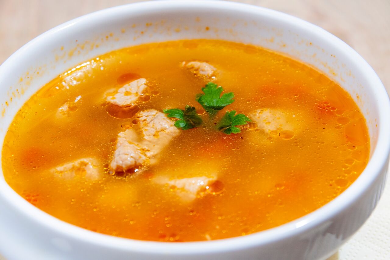 Ciorbă de porc cu zeamă de varză acră și hrean