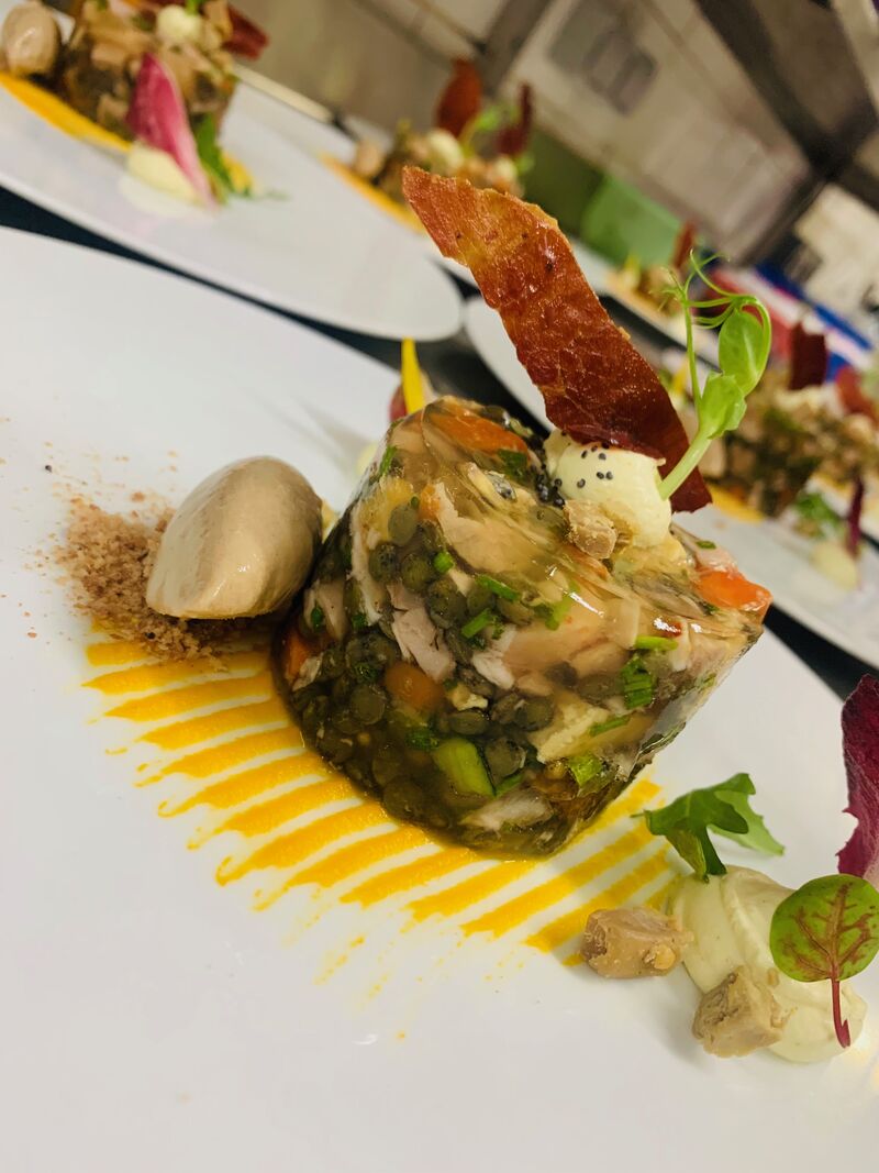 Lentilles du Berry label rouge et saumon en ballotine, mousse à la fêta et wasabi, pousse de roquette 