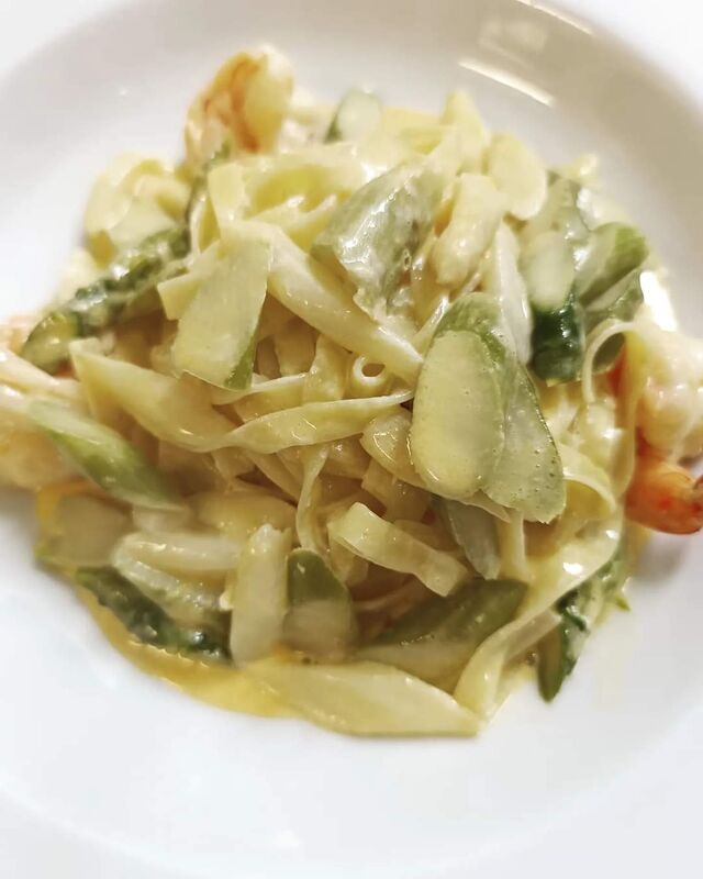 Tagliatelle mit spargerl und gambas