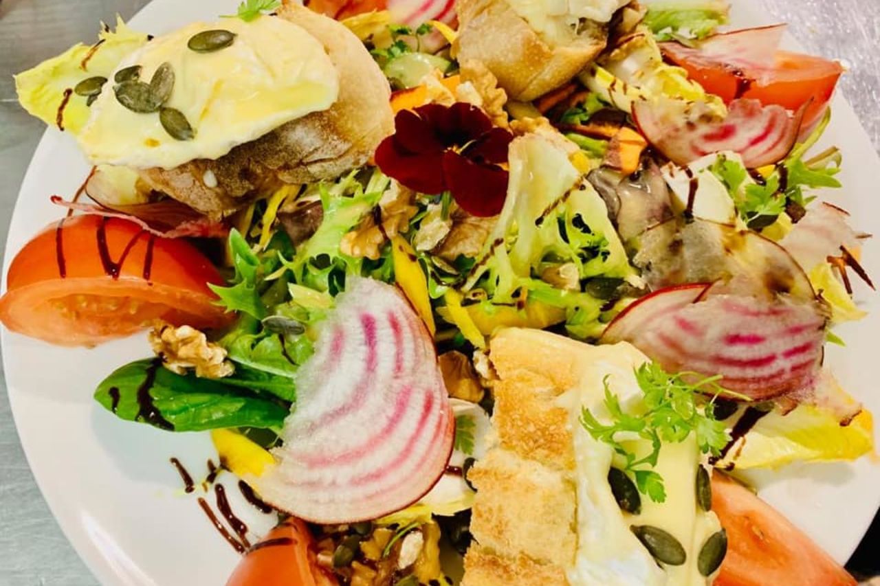 Salade de chèvre chaud