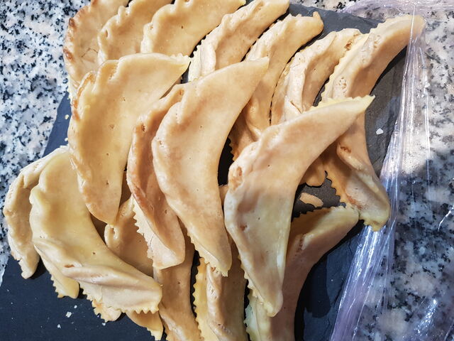 CORNE DE GAZELLE
AMANDE,BEURRE,CANNELLE,FLEUR D'ORANGER
1,5 EURO/PIECE.40 EUROS LE KILO SUR COMMANDE