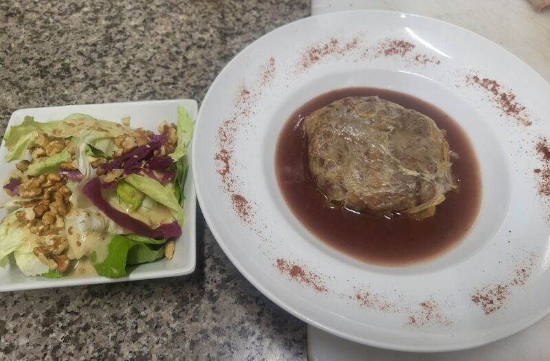 Tourtiere de confit de canard sauce vin rouge et salade aux noix et sesames