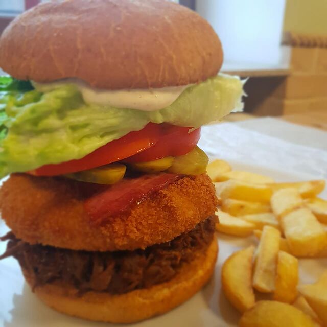 Burger z szarpaną wołowiną i camembertem