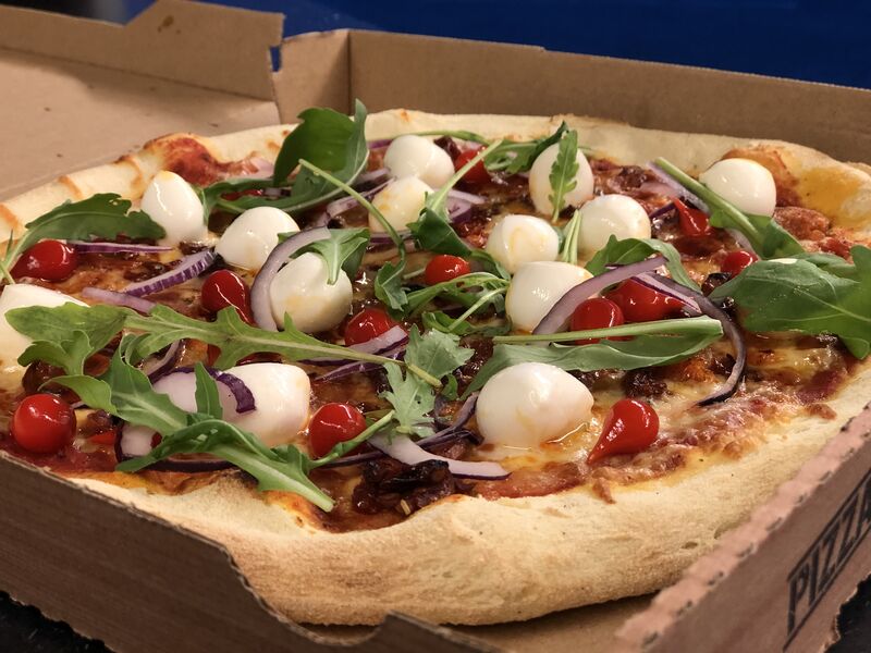 L’ADRIATIQUE (en saison)
Tomate, mozza emmental, mini chorizo
Roquette, bille mozza, poivrons goutes