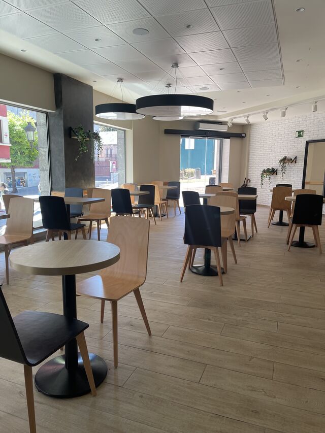 Nuestra sala con amplias vista ! 