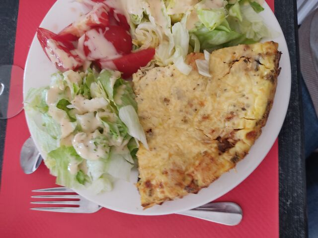 Quiche à la ratatouille et salade verte 