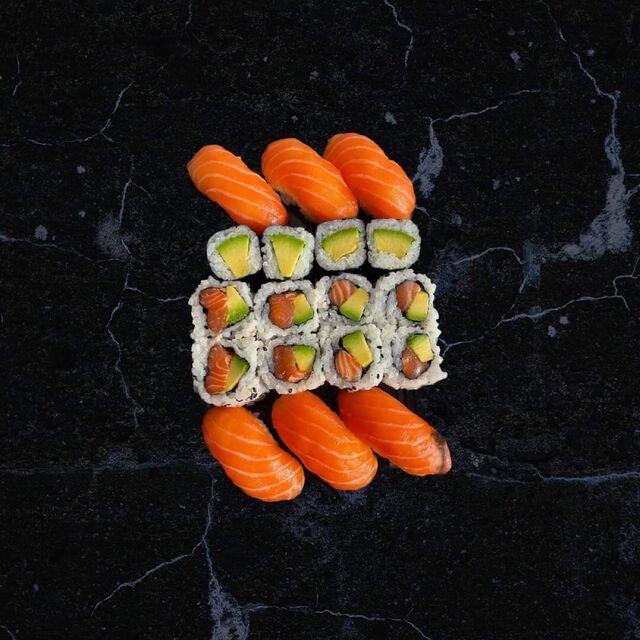 S2C ( 6 sushis saumon, 4 maki avocat, 8 california rolls saumon avocat )